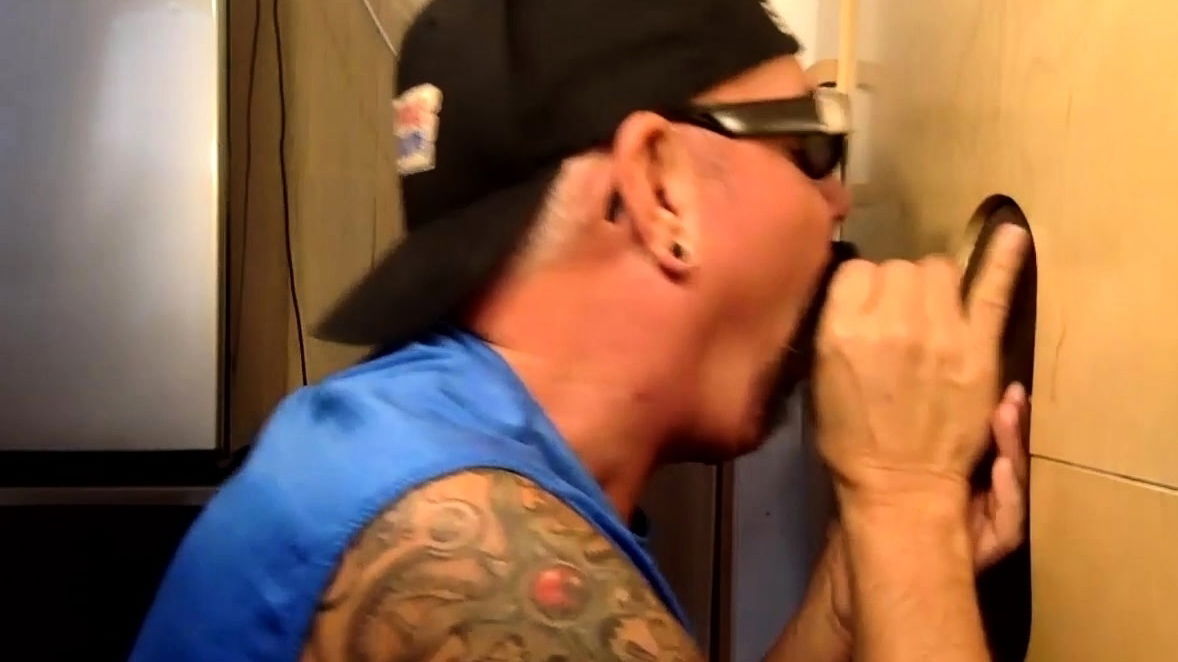 Homemade gloryhole DILF sucks black dong