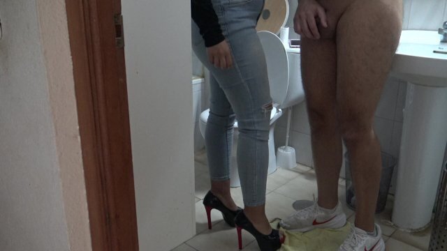 İstanbullu yaşındaki üvey annem beni tuvalette büyük sikimi mastürbasyon yaparken yakaladı