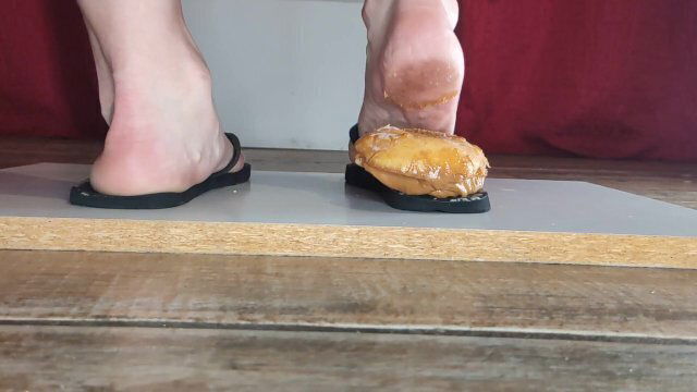CRUSH CAKE FOOD CRUSH WITH FEET