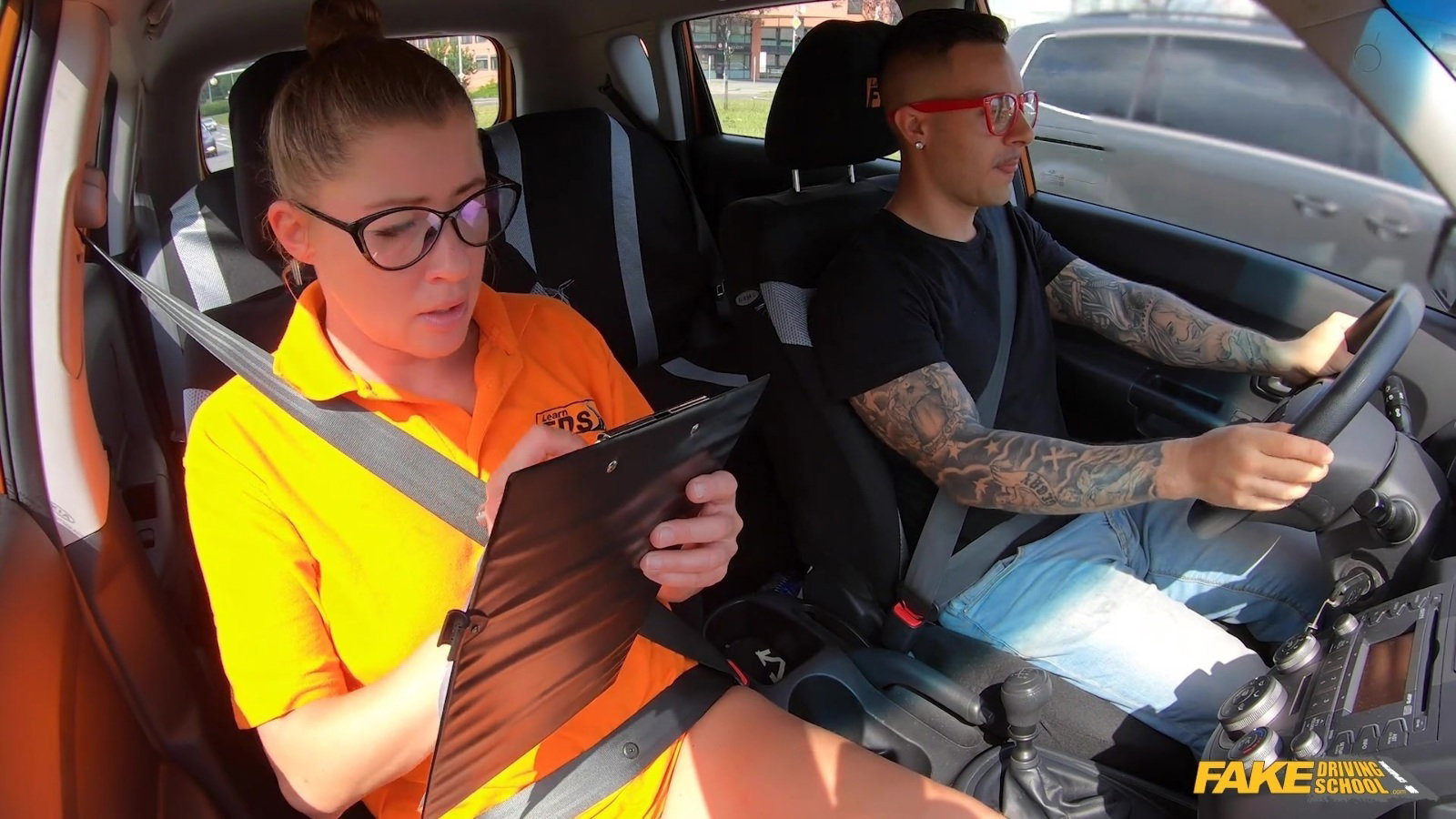 Shaved pussy driving instructor Elisa Tiger rides client