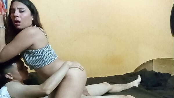 madrastra cachonda chupa pene hijastro pide leche hijastro dice favor leche boca hijastro hacerle paja