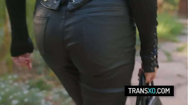 Seductive femdom tranny throats fucks pussy slave