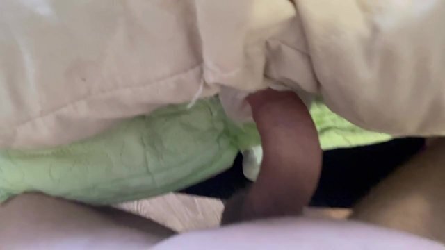 Трахает дырки кончает раза😱Сперма льётся (один)