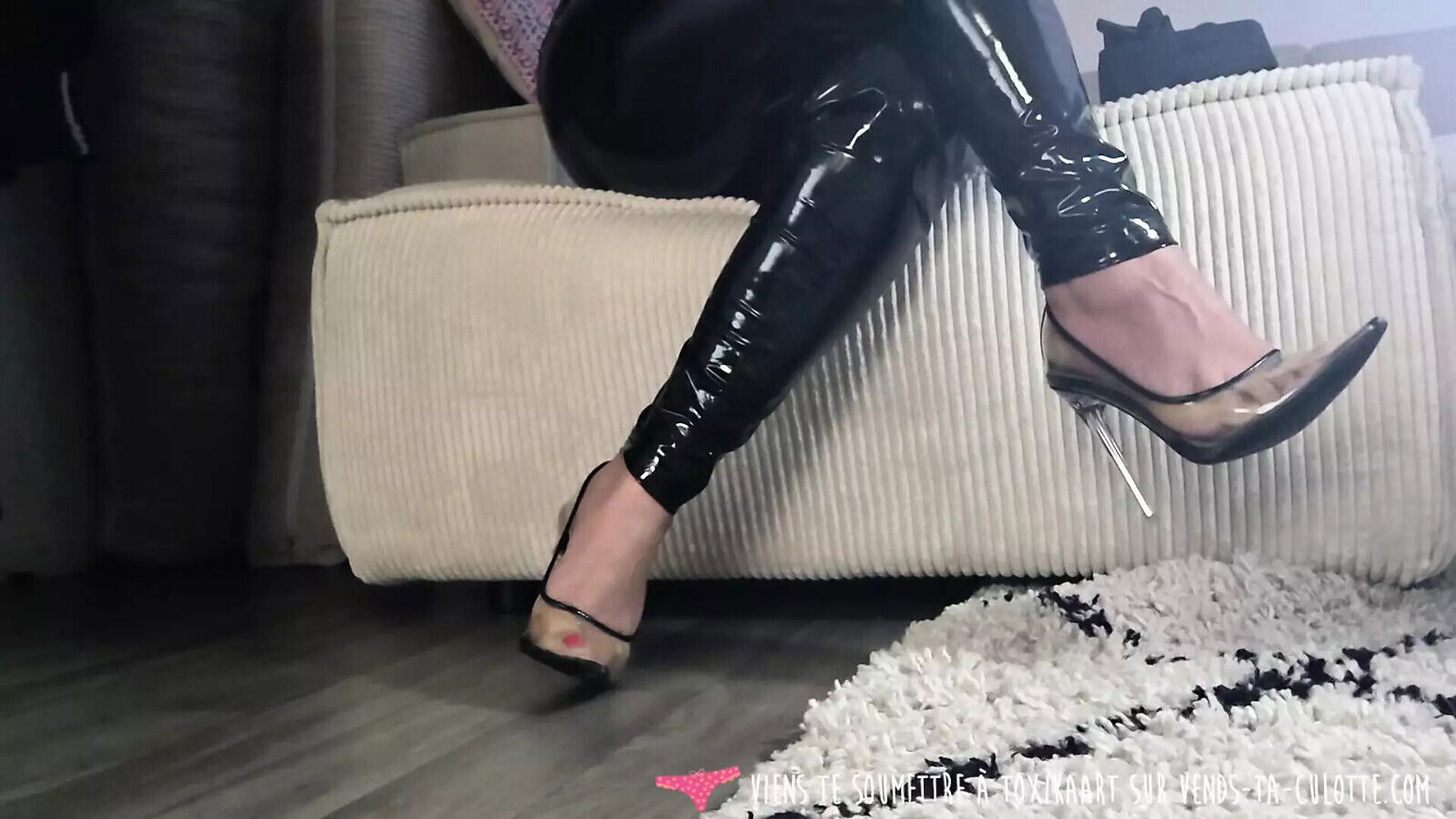 Vends-ta-culotte Rough footfetish with sexy bossy dominatrix