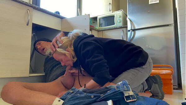 WIFE BLOWJOB PLUMBER KITCHEN WITH MOUNTH