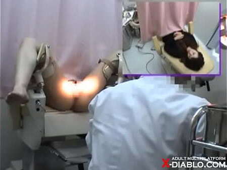 21歳・接客業　カオリさん　～内診台診察（前半）～ 婦人科診察のすべて　File01-b