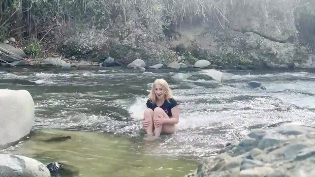 HERMOSA RUBIA VISTA BAÑANDOSE AIRE LIBRE PARTE