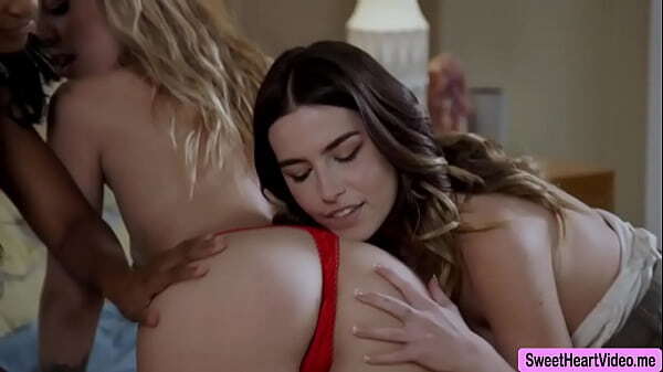 Enjoy this lesbian threesome pussy licking