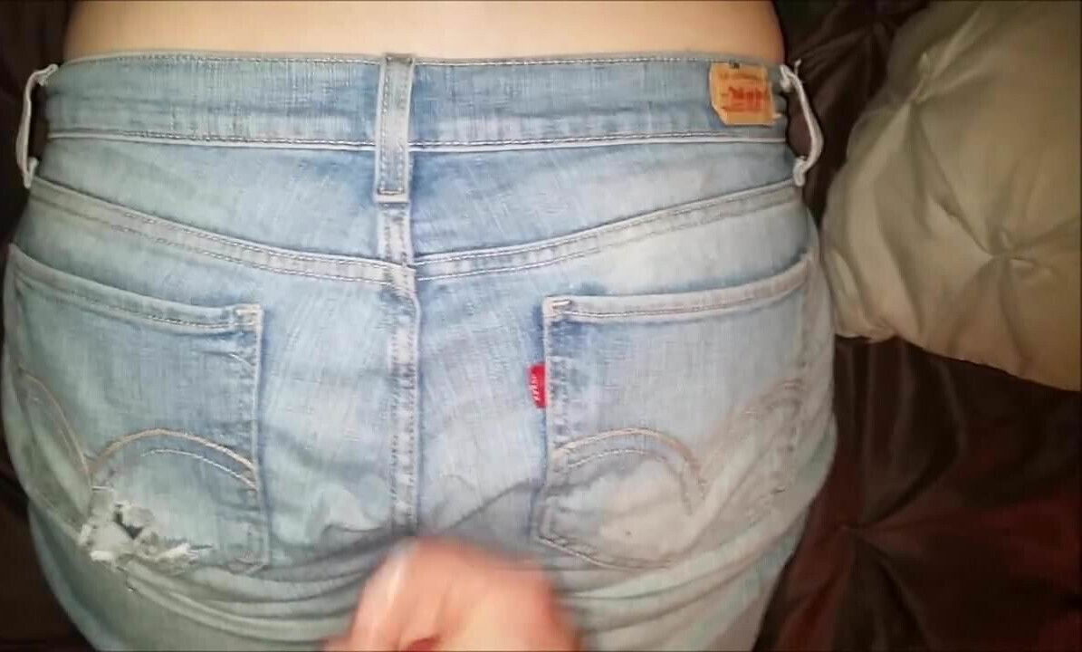 Cumming on her loose Levis