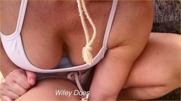 MILF cleavage PUBLIC down blouse sports