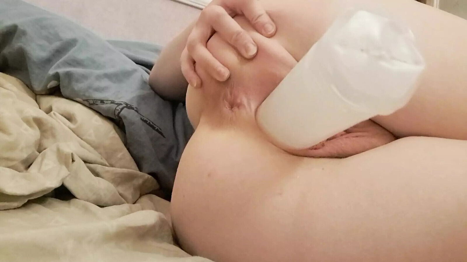 White slut expands tight hole part