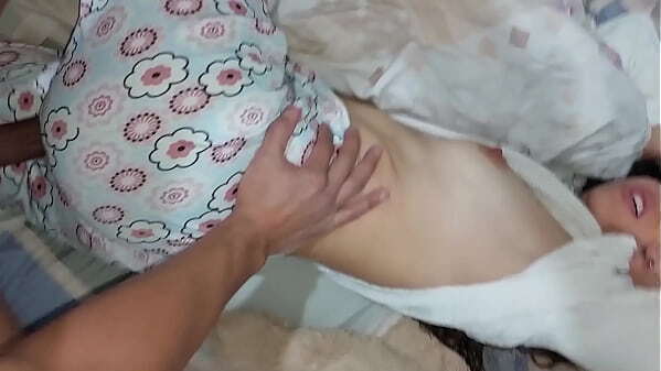 Follo hermanastra quitarle pijama