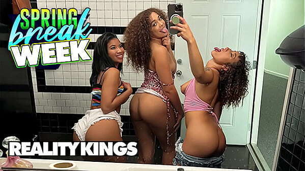 Ameena Green &amp_ Kira Perez Spot Hottie Willow Ryder Alluringly Asks Join Them Threesome REALITY KINGS