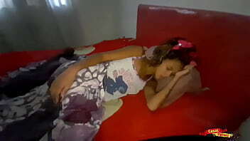 Acordei minha enteada para comer bunda dela.