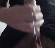 Joven vergon sacando leche