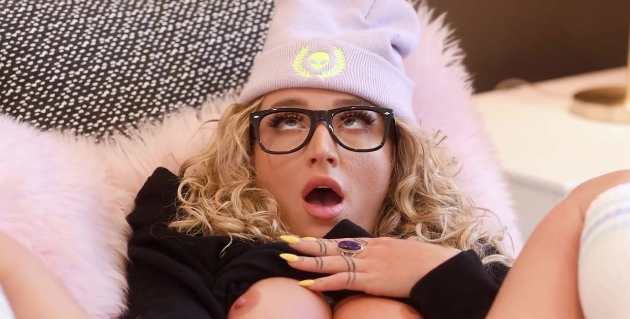 Trimmed pussy blonde Susie Stellar opens legs fucked hard