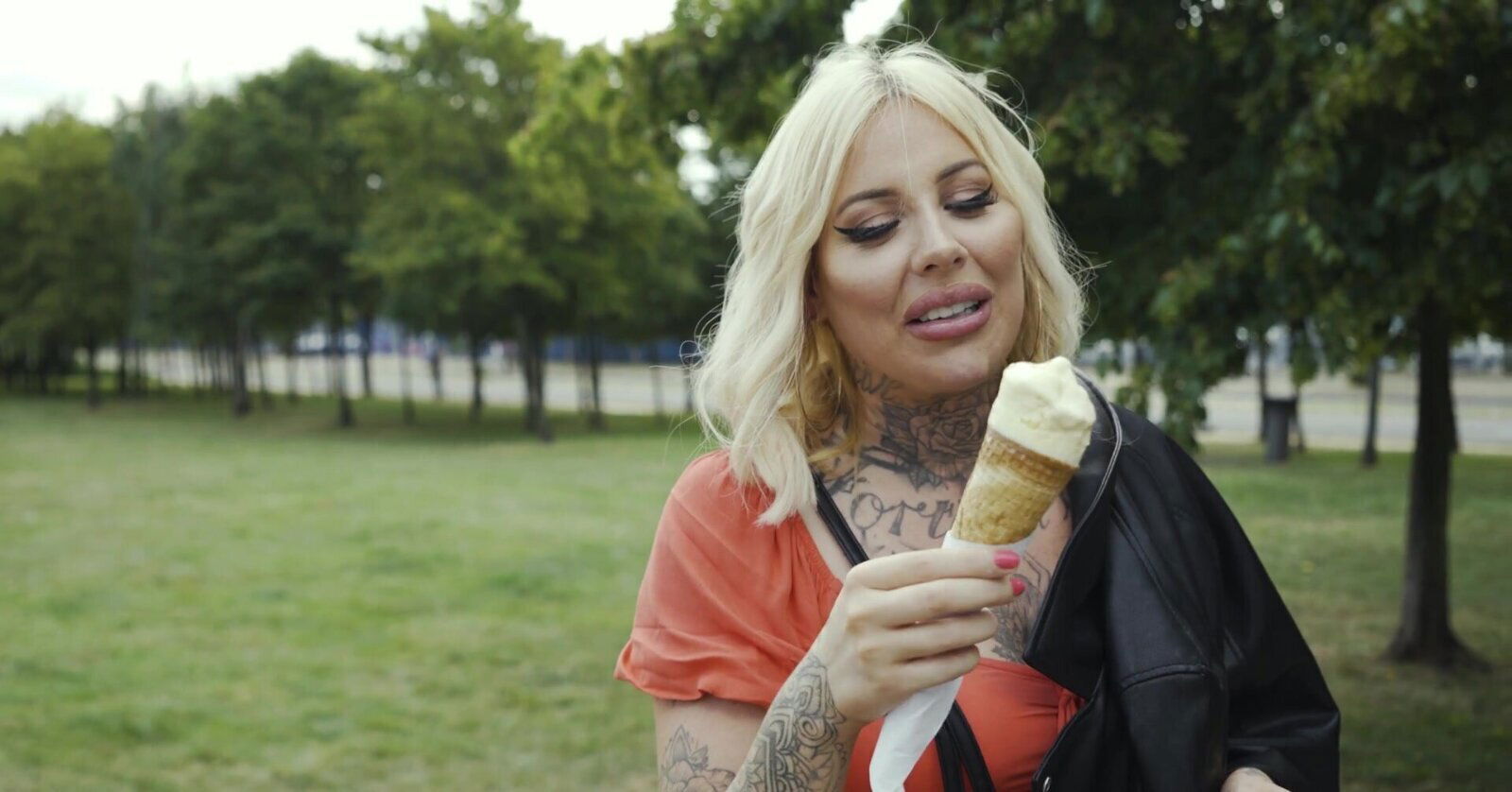 Pierced pussy MILF Chloe Savage moans during hardcore fucking