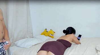 ENCUENTRO A MI CU&Ntilde_ADA MASTRUBANDOSE EN SU HABITACION SU PEQUE&Ntilde_O CO&Ntilde_O ROSADO LE QUITO LA CALENTURA Y ME PIDE QUE ME CORRA EN SU BOCA